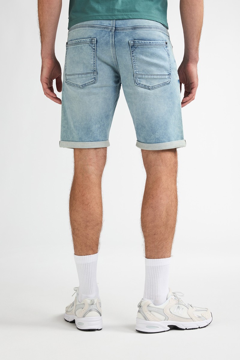  Pantalón corto Petrol cómodo y versátil, perfecto para looks de verano con estilo relajado. 