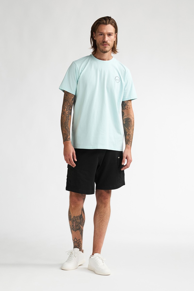  Pantalón corto Petrol cómodo y versátil, perfecto para looks de verano con estilo relajado. 