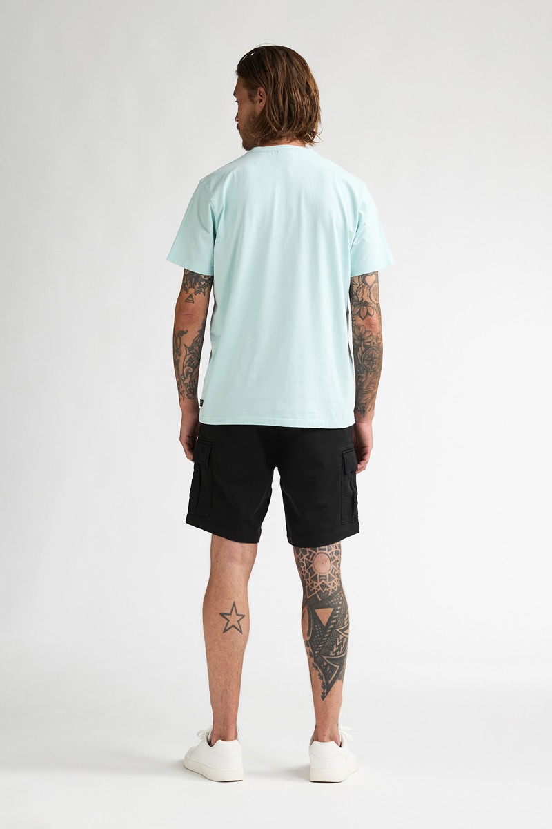  Pantalón corto Petrol cómodo y versátil, perfecto para looks de verano con estilo relajado. 