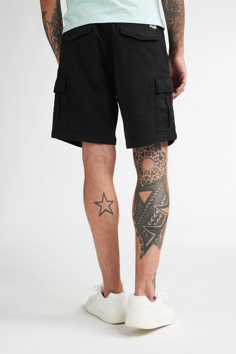  Pantalón corto Petrol cómodo y versátil, perfecto para looks de verano con estilo relajado. 