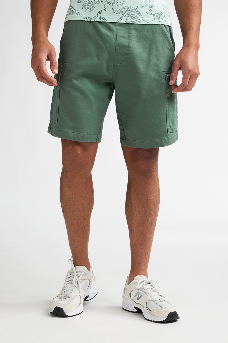  Pantalón corto Petrol cómodo y versátil, perfecto para looks de verano con estilo relajado. 