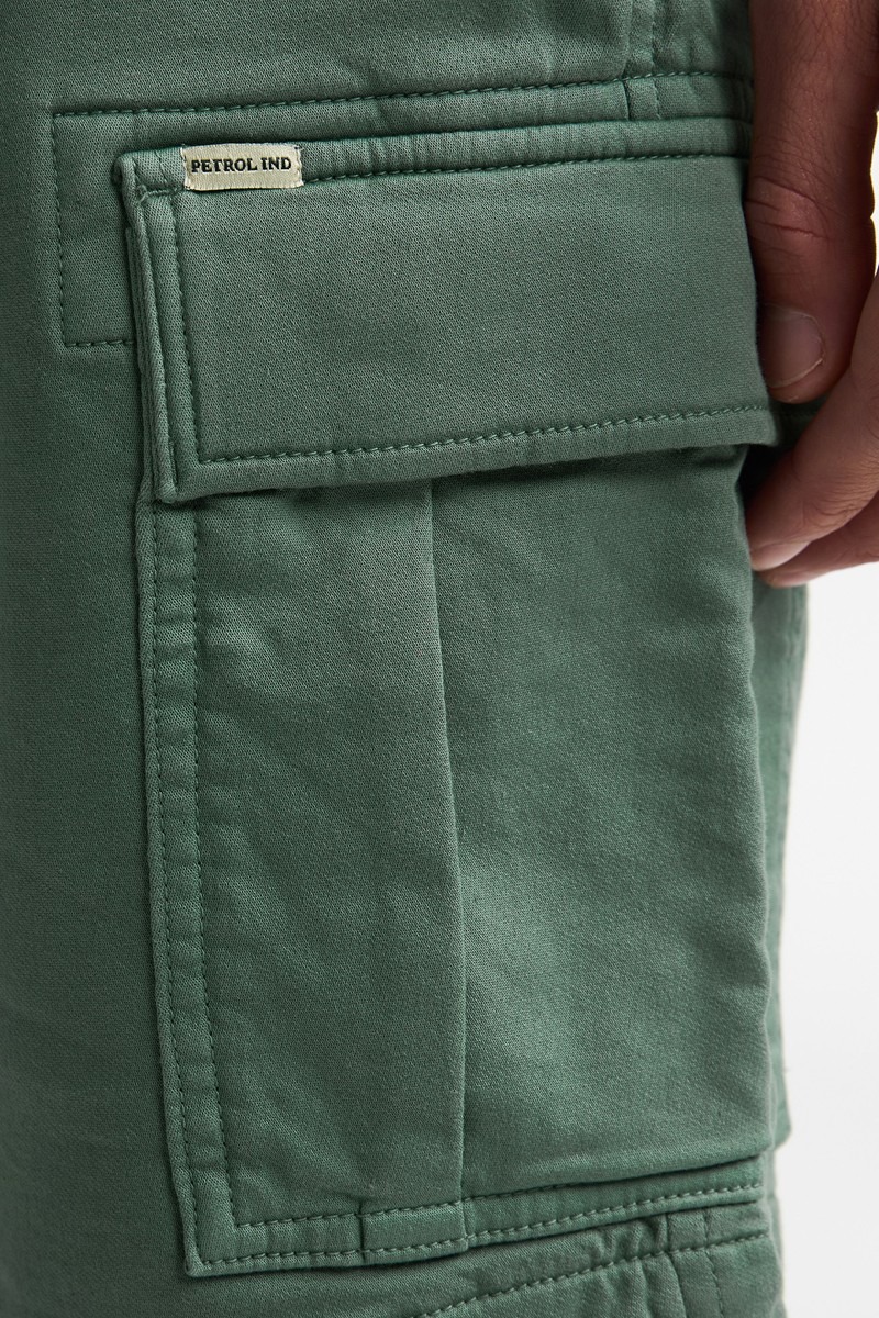  Pantalón corto Petrol cómodo y versátil, perfecto para looks de verano con estilo relajado. 