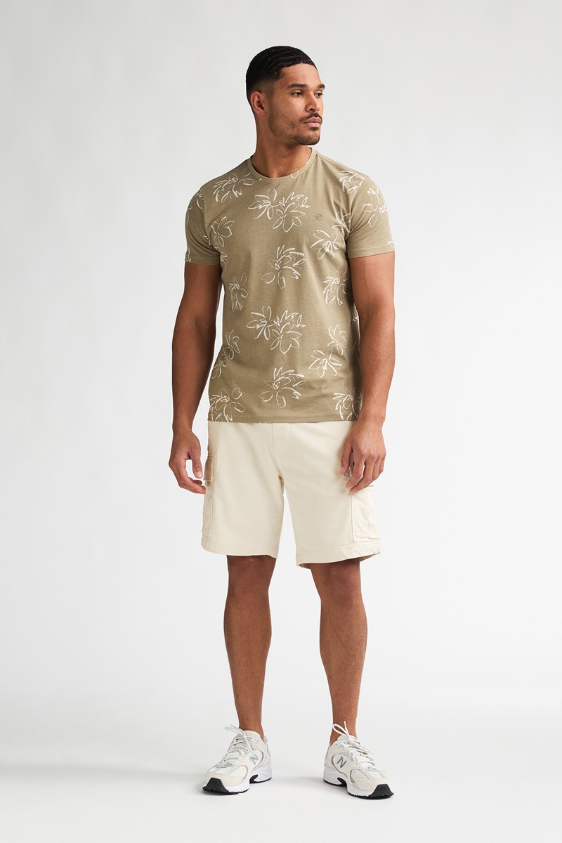  Pantalón corto Petrol cómodo y versátil, perfecto para looks de verano con estilo relajado. 