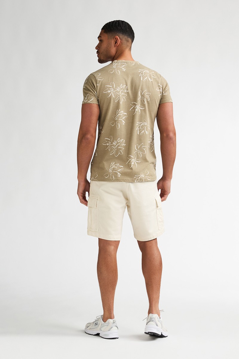  Pantalón corto Petrol cómodo y versátil, perfecto para looks de verano con estilo relajado.  2