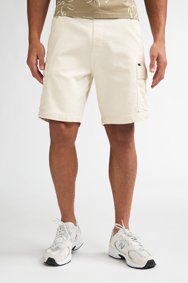  Pantalón corto Petrol cómodo y versátil, perfecto para looks de verano con estilo relajado. 