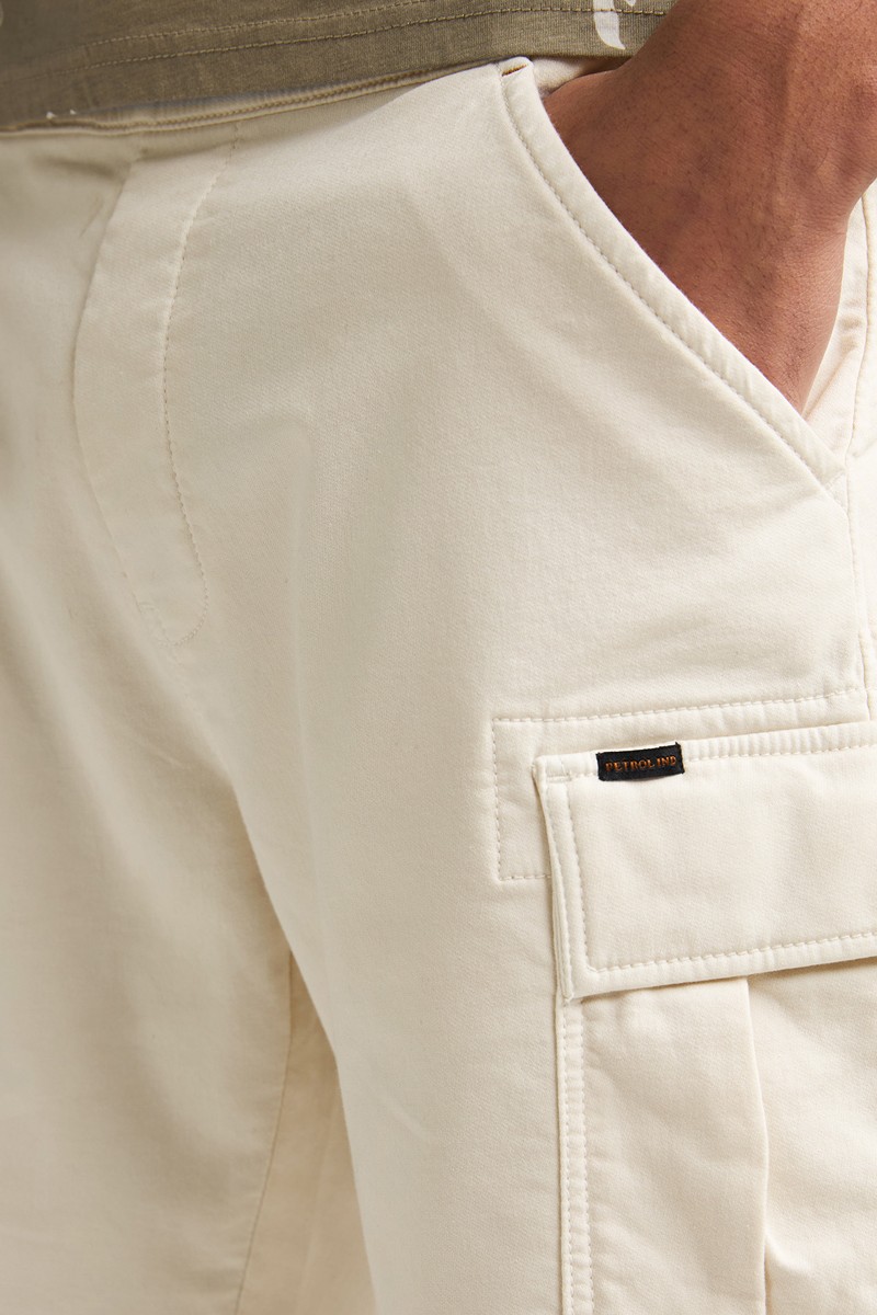  Pantalón corto Petrol cómodo y versátil, perfecto para looks de verano con estilo relajado. 