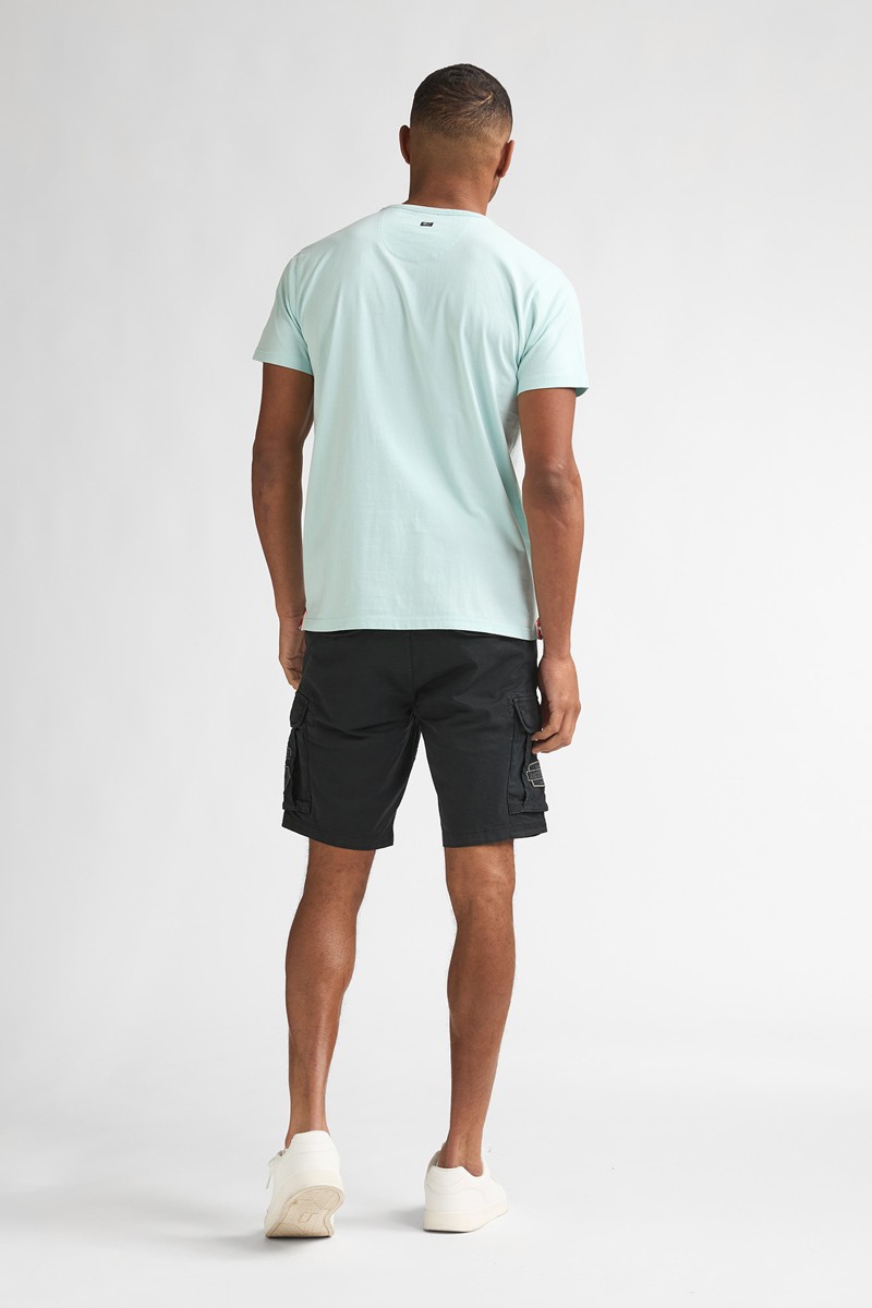  Pantalón corto Petrol cómodo y versátil, perfecto para looks de verano con estilo relajado.  2