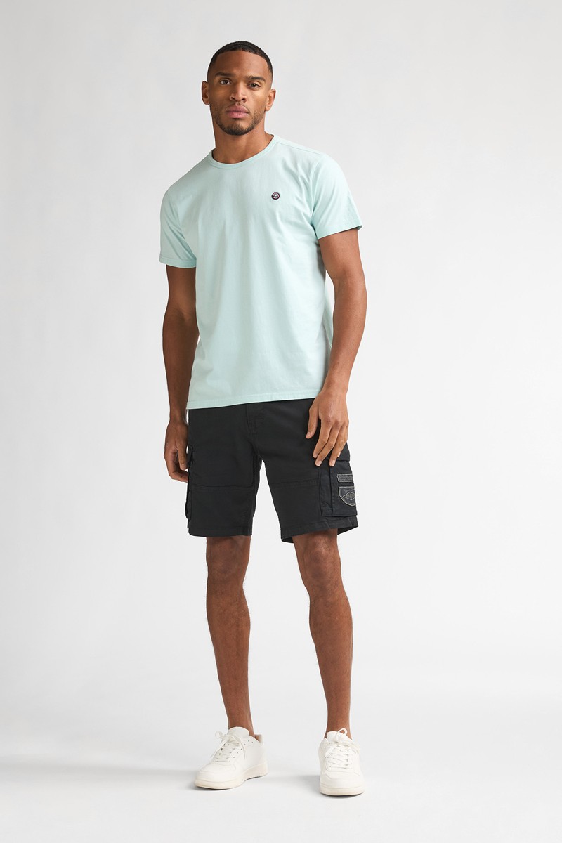 Pantalón corto Petrol cómodo y versátil, perfecto para looks de verano con estilo relajado. 