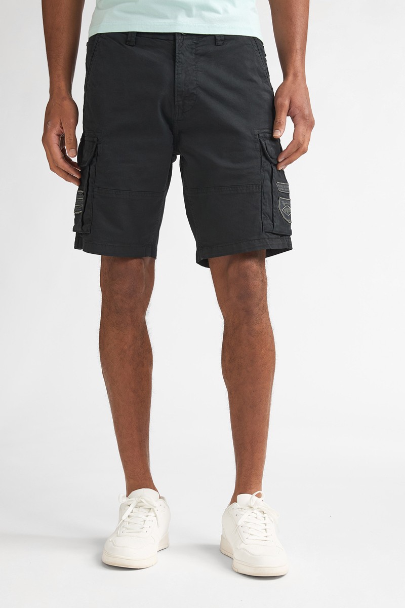  Pantalón corto Petrol cómodo y versátil, perfecto para looks de verano con estilo relajado. 