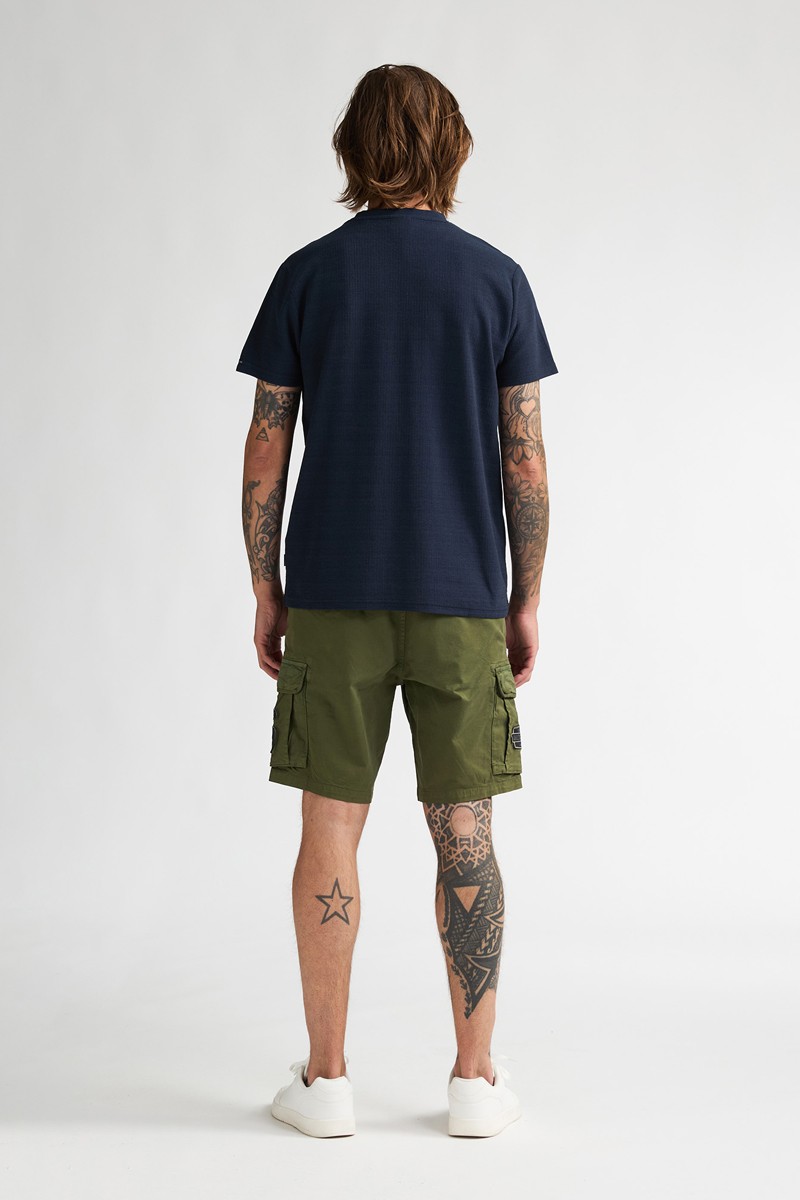  Pantalón corto Petrol cómodo y versátil, perfecto para looks de verano con estilo relajado.  2