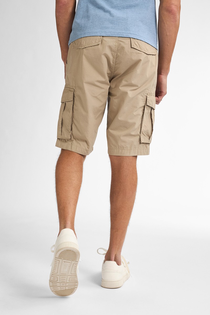  Pantalón corto Petrol cómodo y versátil, perfecto para looks de verano con estilo relajado. 
