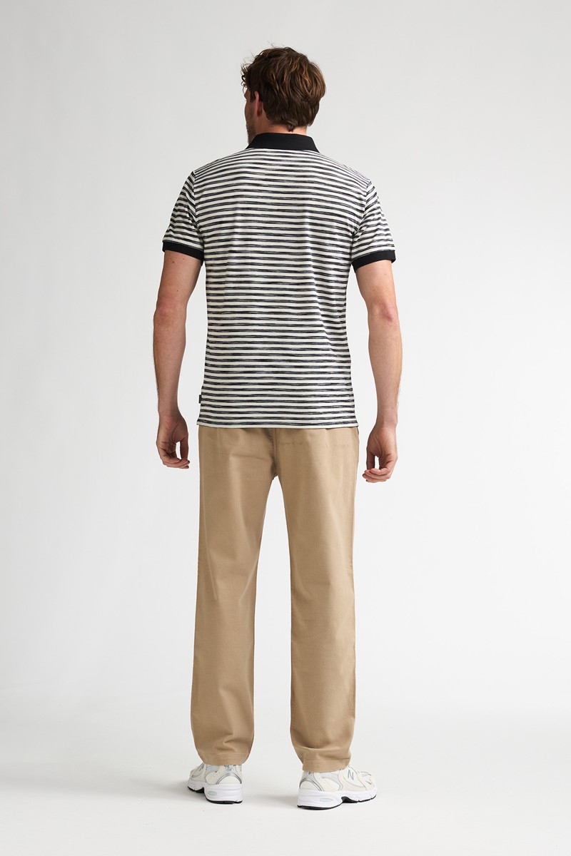  Pantalón corto Petrol cómodo y versátil, perfecto para looks de verano con estilo relajado. 