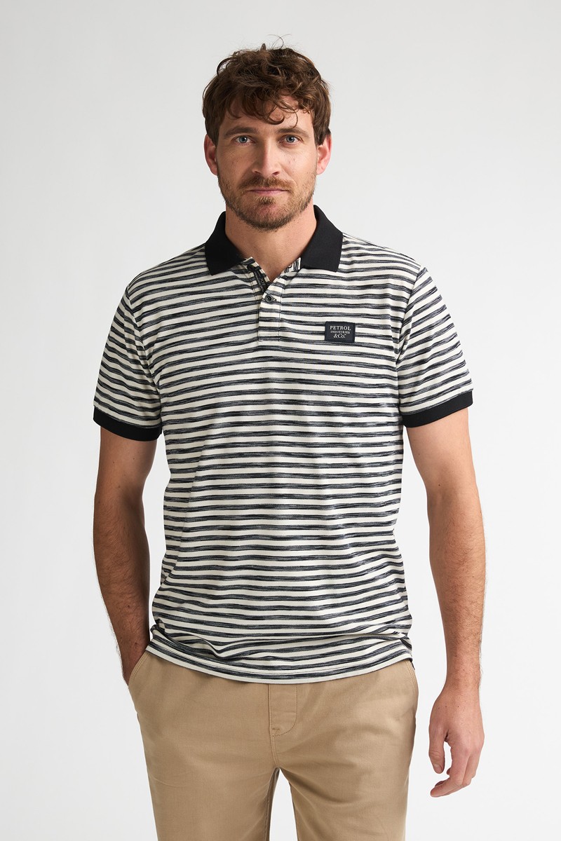  Pantalón corto Petrol cómodo y versátil, perfecto para looks de verano con estilo relajado. 