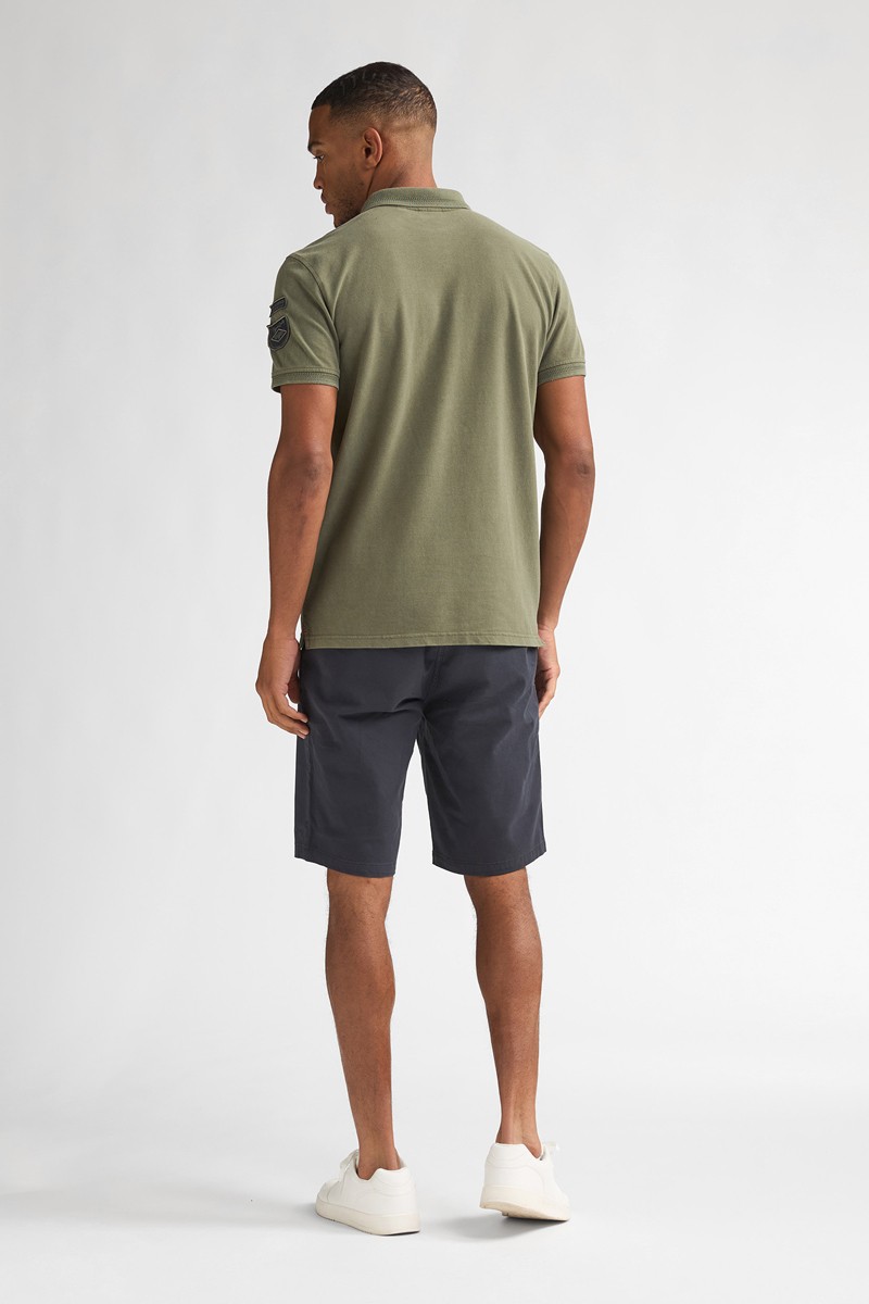  Pantalón corto Petrol cómodo y versátil, perfecto para looks de verano con estilo relajado.  2