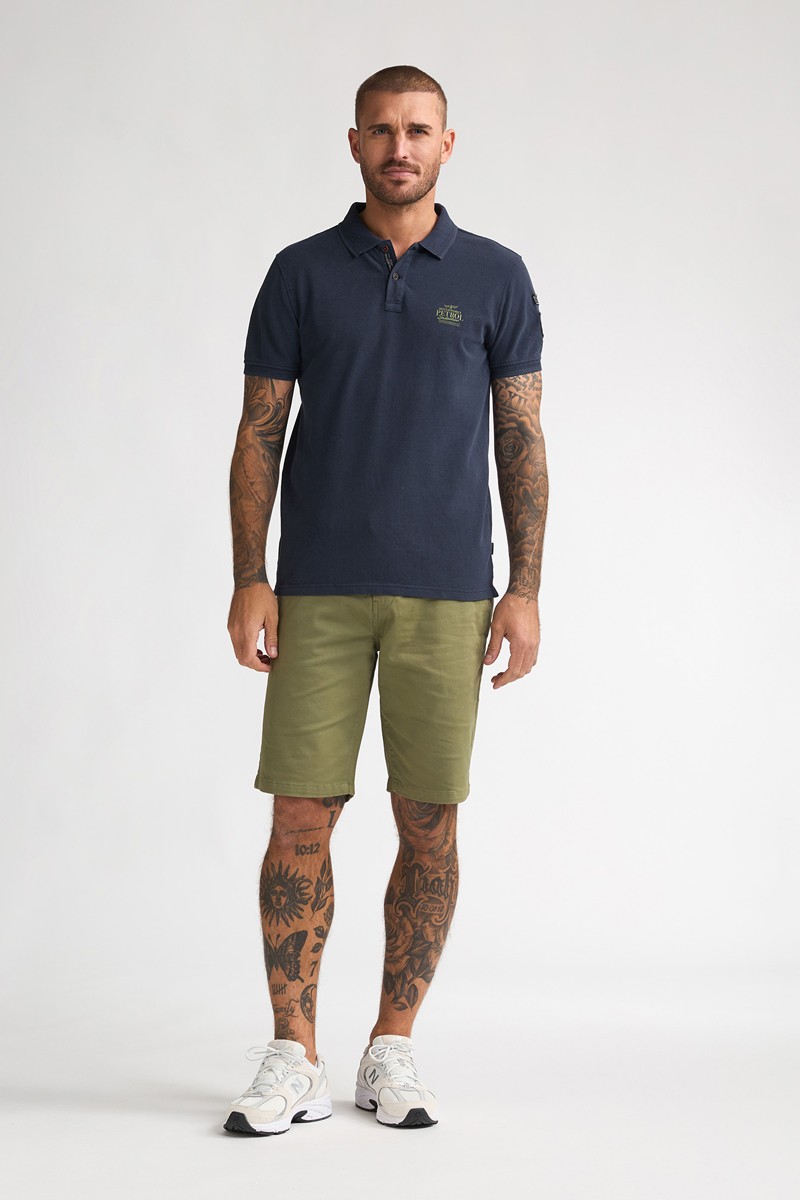  Pantalón corto Petrol cómodo y versátil, perfecto para looks de verano con estilo relajado. 