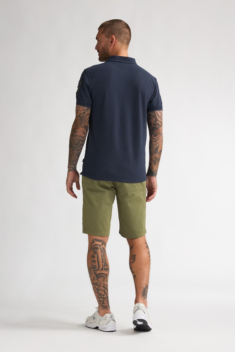  Pantalón corto Petrol cómodo y versátil, perfecto para looks de verano con estilo relajado.  2