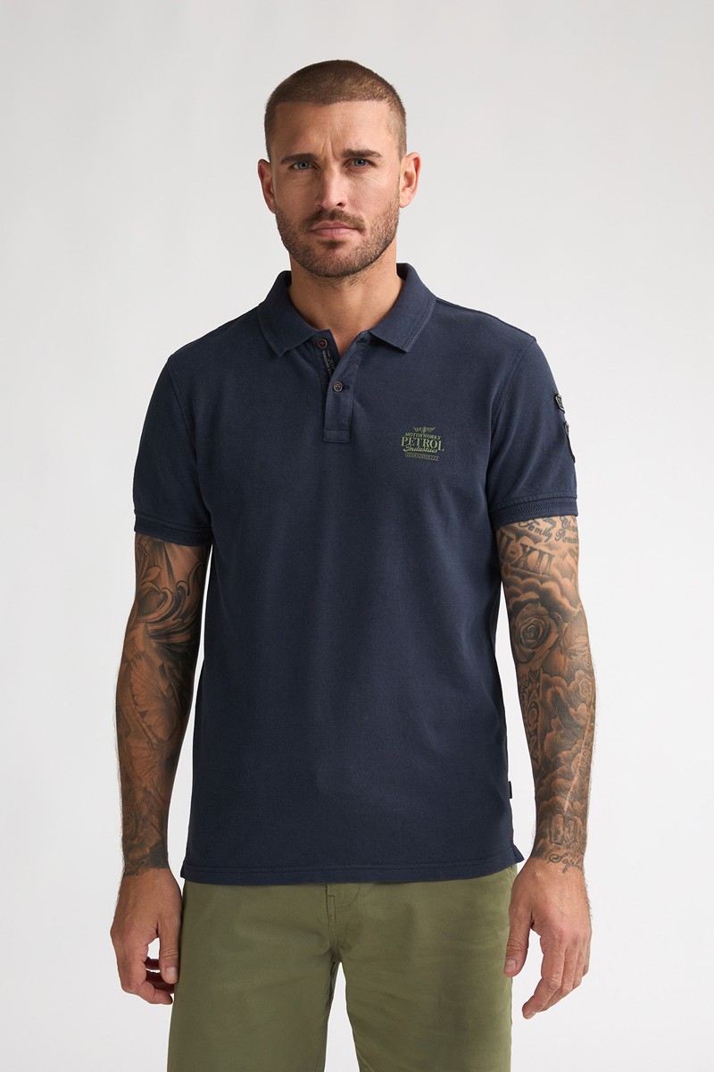  Pantalón corto Petrol cómodo y versátil, perfecto para looks de verano con estilo relajado. 