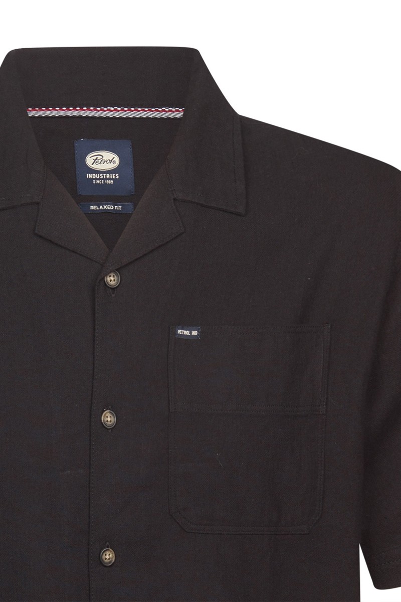  Camisa de manga corta fresca y versátil, perfecta para looks de verano con estilo relajado. 