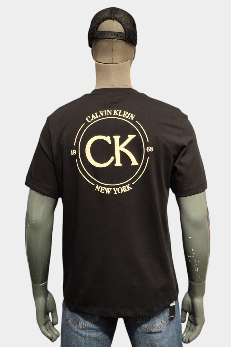  Camiseta Calvin Klein cómoda y versátil, perfecta para looks urbanos con estilo moderno y limpio.  2