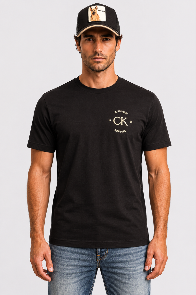  Camiseta Calvin Klein cómoda y versátil, perfecta para looks urbanos con estilo moderno y limpio. 