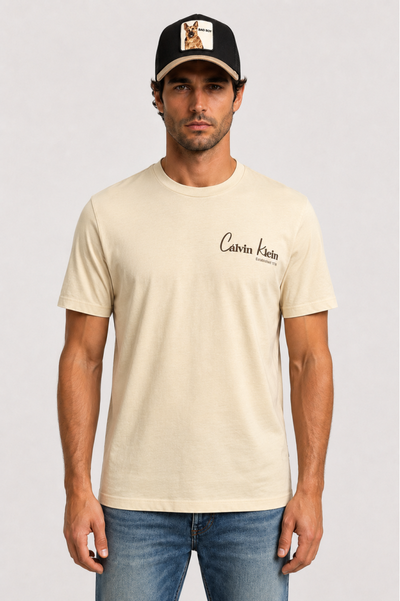  Camiseta Calvin Klein cómoda y versátil, perfecta para looks urbanos con estilo moderno y limpio.  2