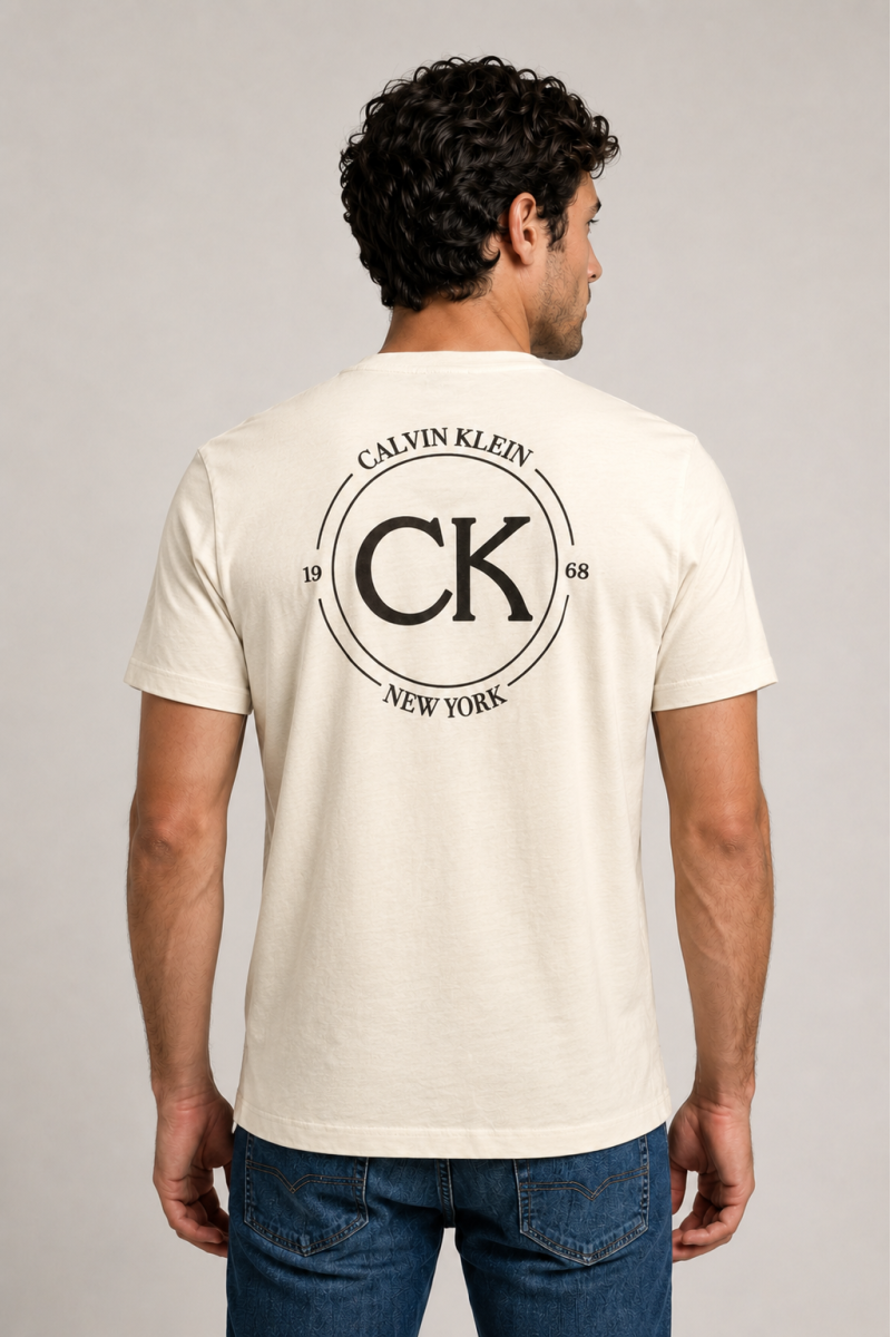  Camiseta Calvin Klein cómoda y versátil, perfecta para looks urbanos con estilo moderno y limpio. 