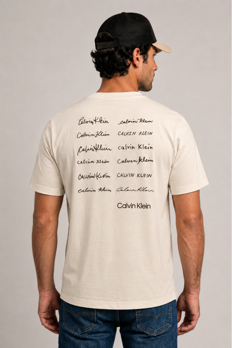  Camiseta Calvin Klein cómoda y versátil, perfecta para looks urbanos con estilo moderno y limpio. 