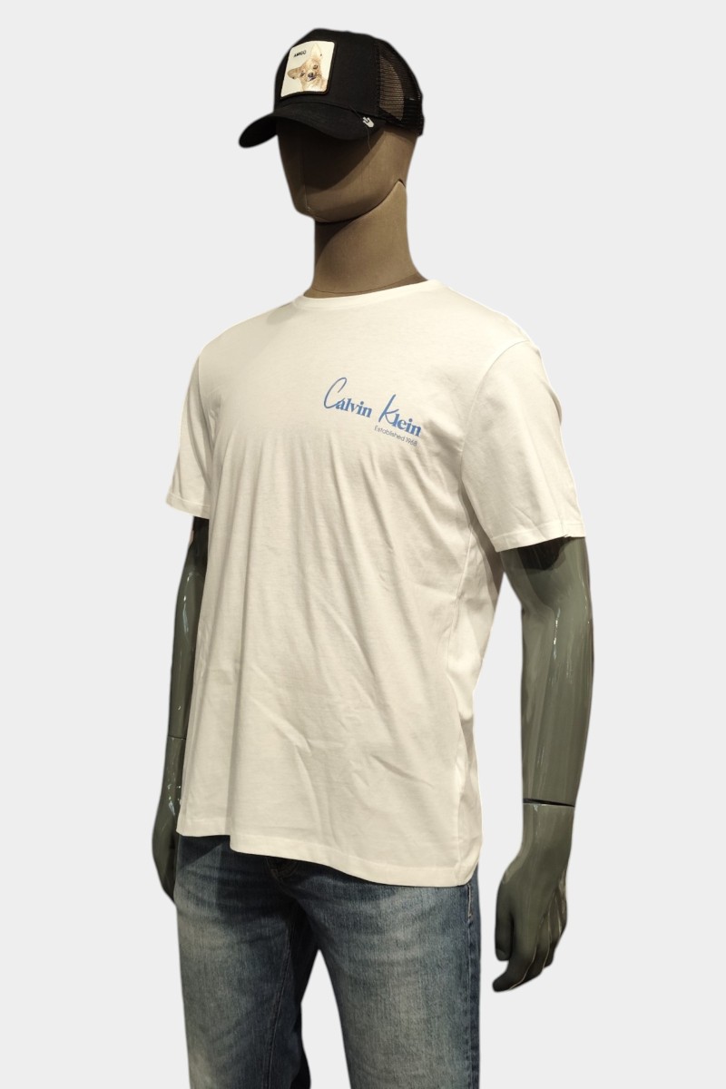  Camiseta Calvin Klein cómoda y versátil, perfecta para looks urbanos con estilo moderno y limpio. 