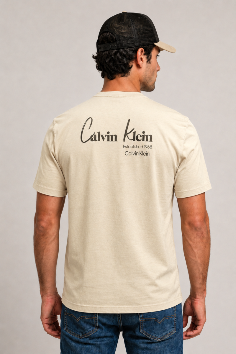  Camiseta Calvin Klein cómoda y versátil, perfecta para looks urbanos con estilo moderno y limpio. 