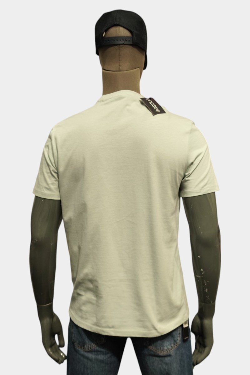  Camiseta Calvin Klein cómoda y versátil, perfecta para looks urbanos con estilo moderno y limpio. 
