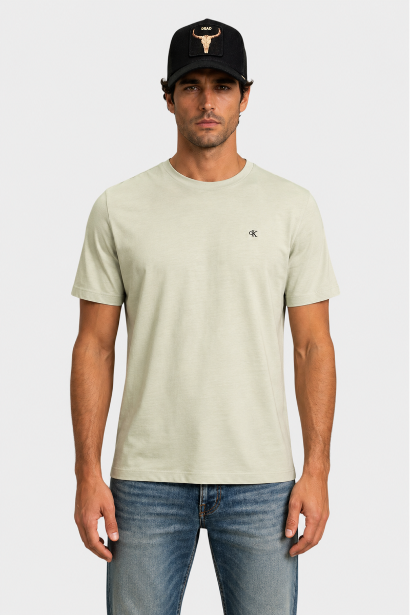  Camiseta Calvin Klein cómoda y versátil, perfecta para looks urbanos con estilo moderno y limpio. 