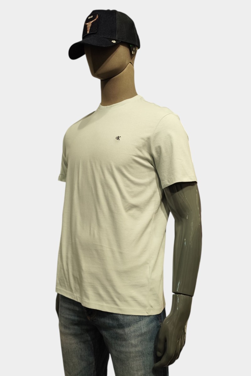  Camiseta Calvin Klein cómoda y versátil, perfecta para looks urbanos con estilo moderno y limpio. 