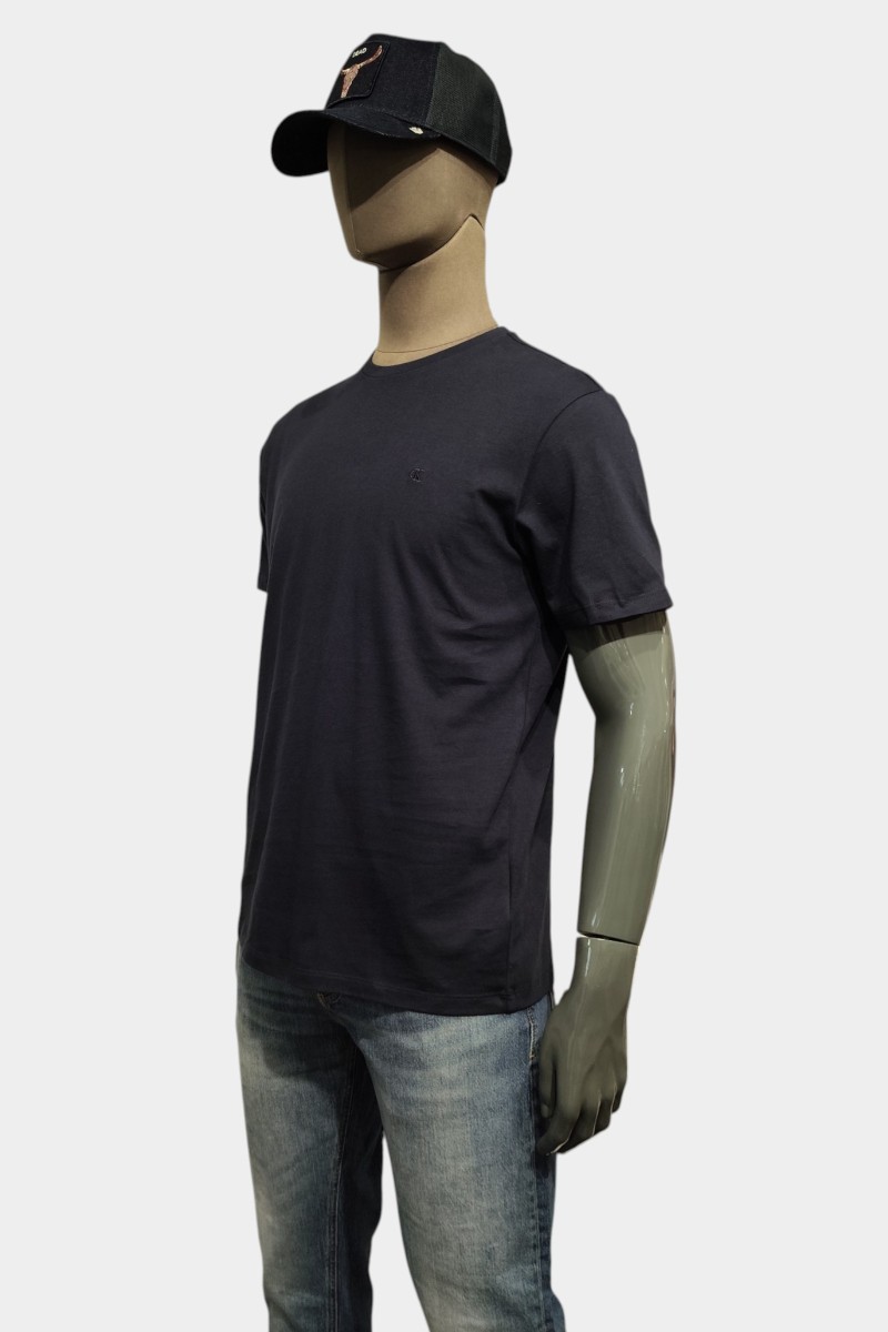  Camiseta Calvin Klein cómoda y versátil, perfecta para looks urbanos con estilo moderno y limpio.  2