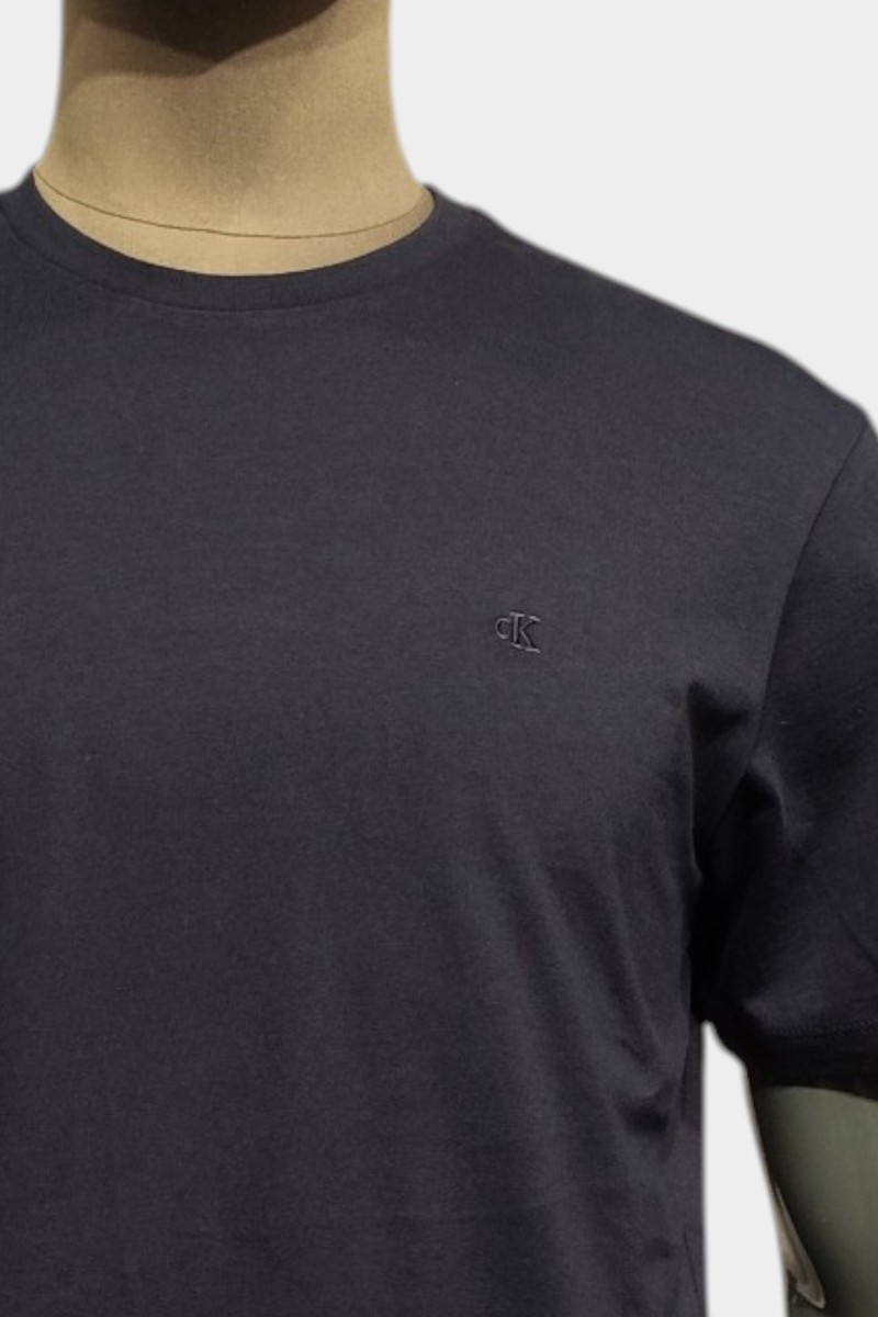  Camiseta Calvin Klein cómoda y versátil, perfecta para looks urbanos con estilo moderno y limpio. 