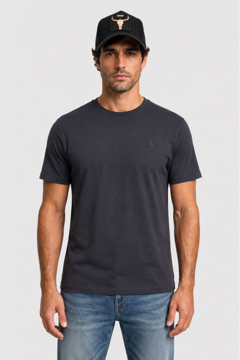  Camiseta Calvin Klein cómoda y versátil, perfecta para looks urbanos con estilo moderno y limpio. 