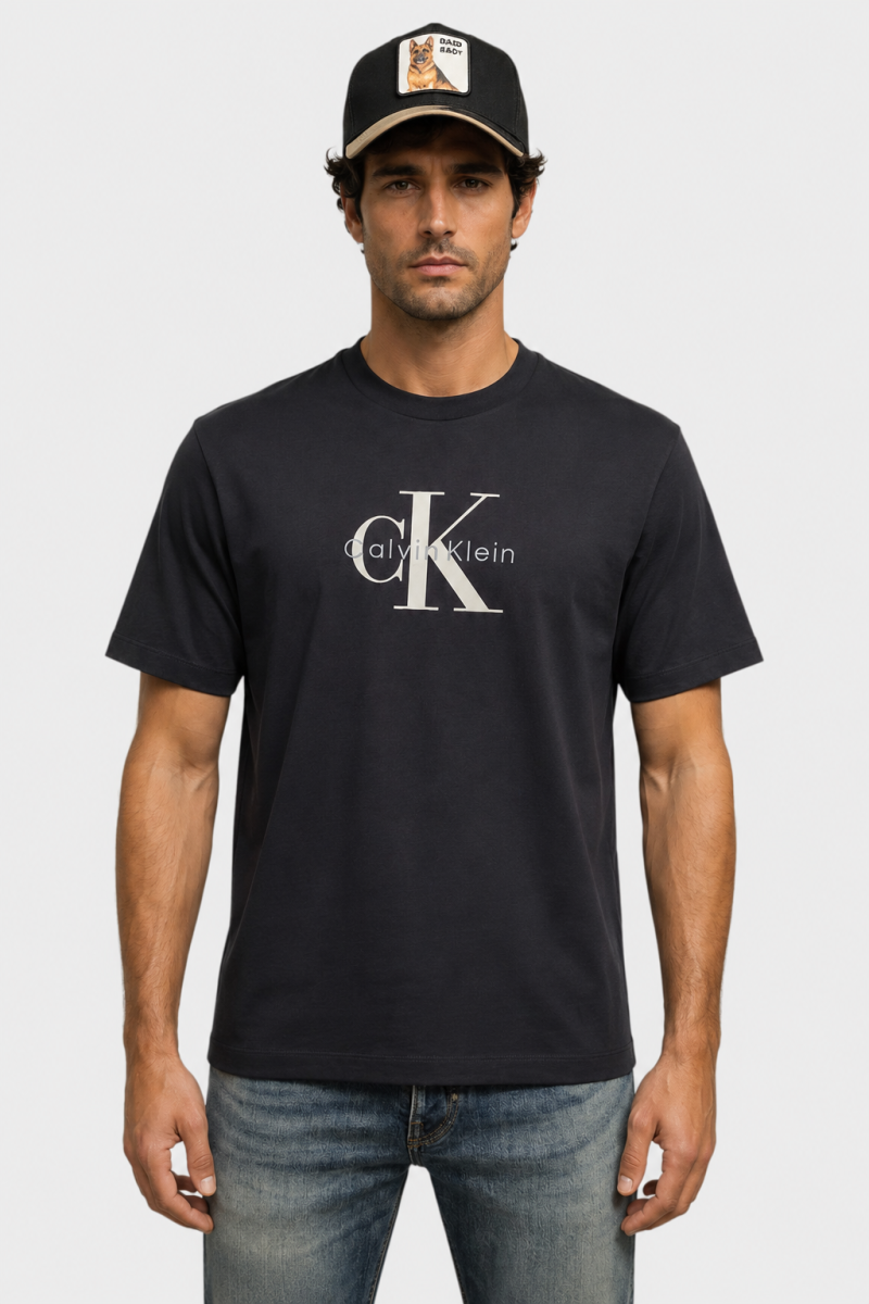  Camiseta Calvin Klein cómoda y versátil, perfecta para looks urbanos con estilo moderno y limpio. 