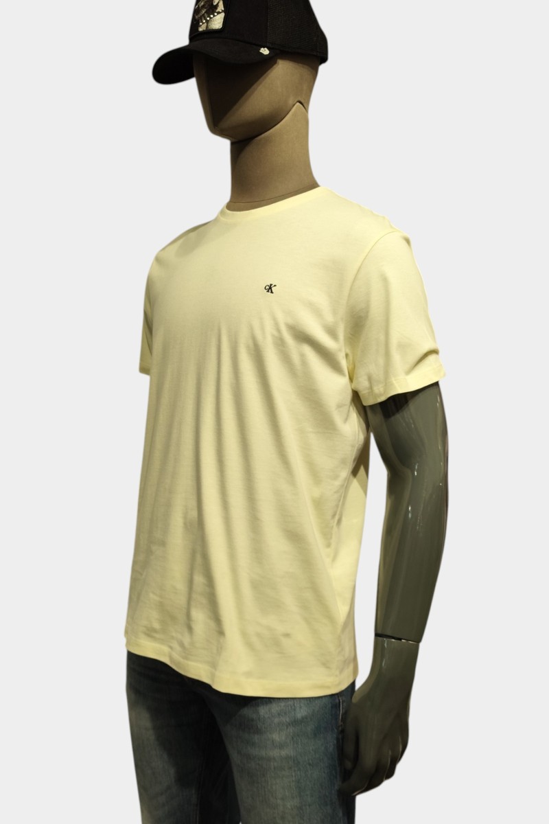  Camiseta Calvin Klein cómoda y versátil, perfecta para looks urbanos con estilo moderno y limpio. 