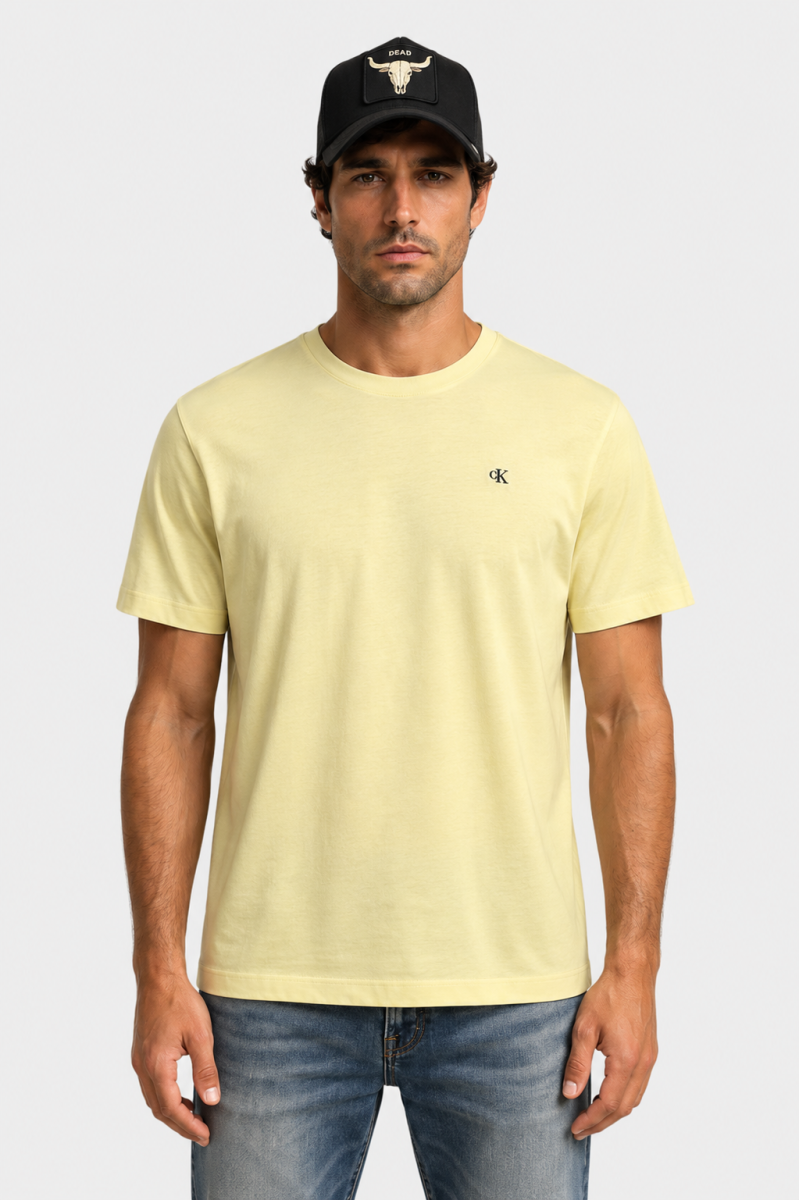  Camiseta Calvin Klein cómoda y versátil, perfecta para looks urbanos con estilo moderno y limpio. 