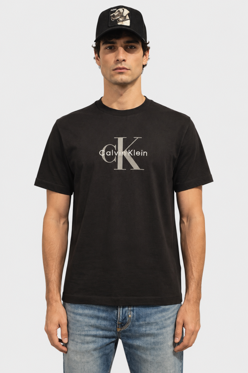  Camiseta Calvin Klein cómoda y versátil, perfecta para looks urbanos con estilo moderno y limpio. 