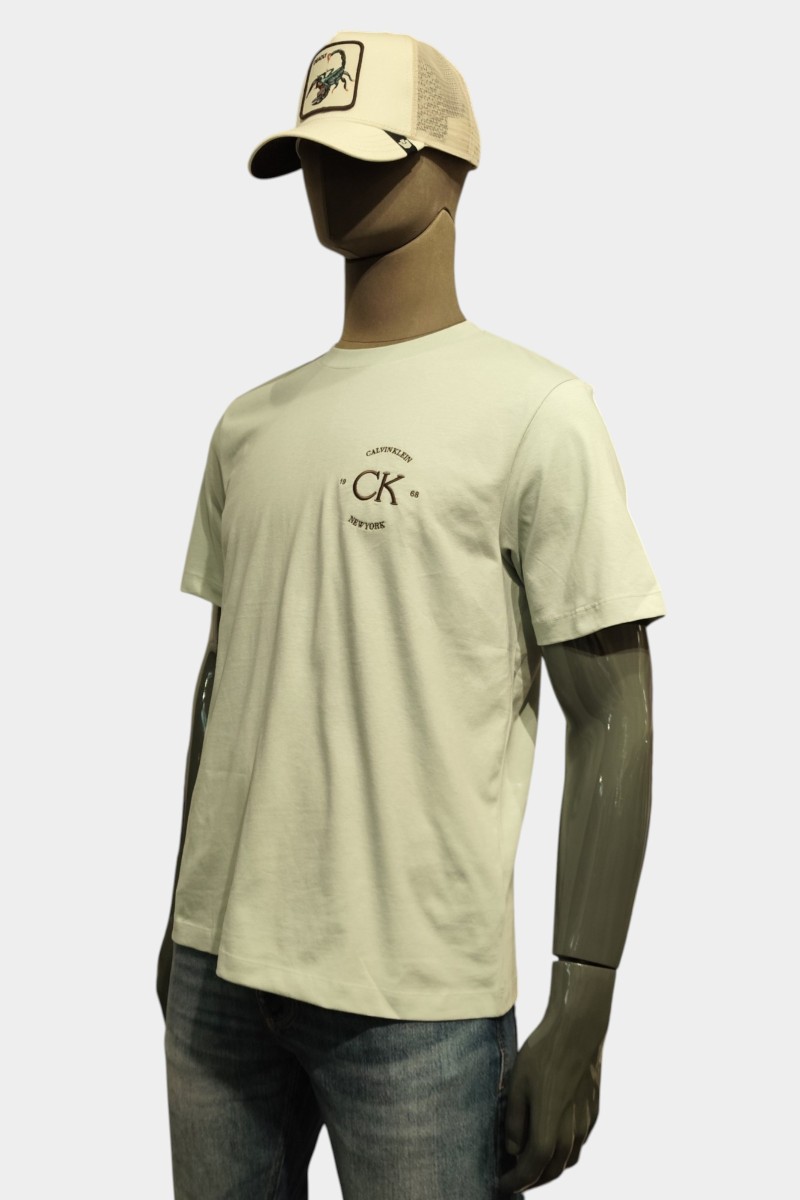  Camiseta Calvin Klein cómoda y versátil, perfecta para looks urbanos con estilo moderno y limpio. 