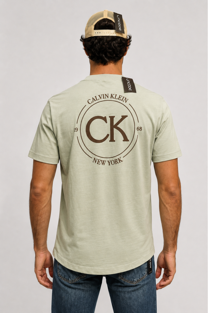  Camiseta Calvin Klein cómoda y versátil, perfecta para looks urbanos con estilo moderno y limpio. 