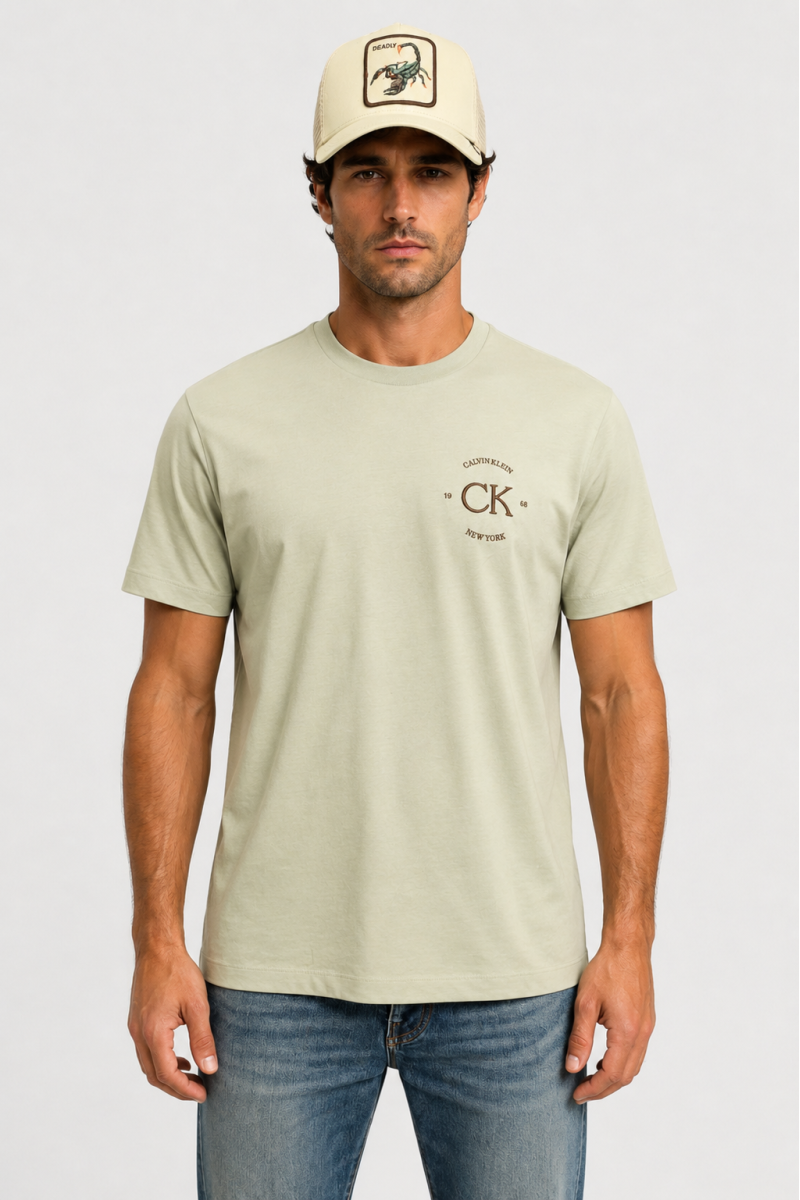  Camiseta Calvin Klein cómoda y versátil, perfecta para looks urbanos con estilo moderno y limpio. 