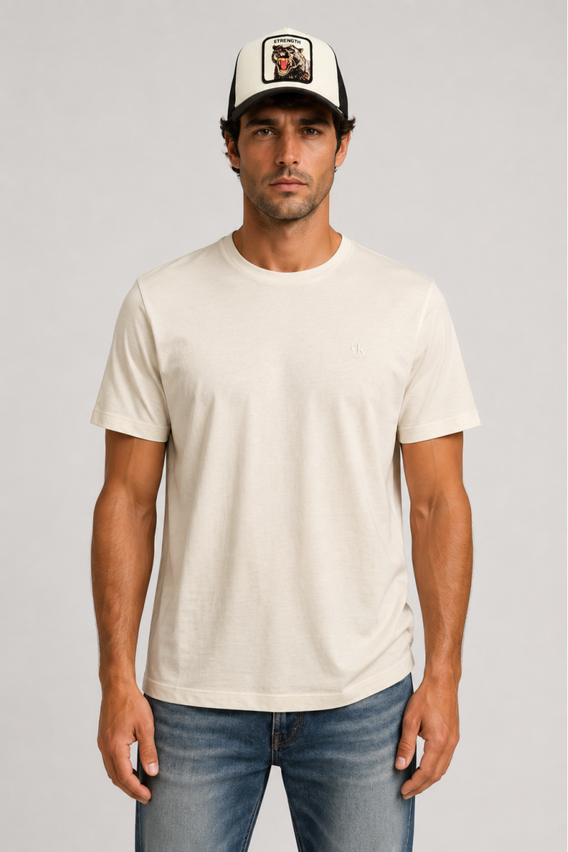 Camiseta Calvin Klein cómoda y versátil, perfecta para looks urbanos con estilo moderno y limpio. 