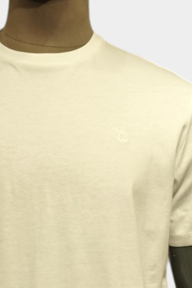  Camiseta Calvin Klein cómoda y versátil, perfecta para looks urbanos con estilo moderno y limpio.  2
