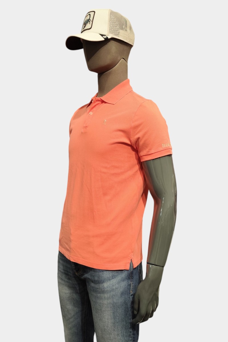  Polo Harper cómodo y versátil, perfecto para looks urbanos con estilo clásico y actual.  2
