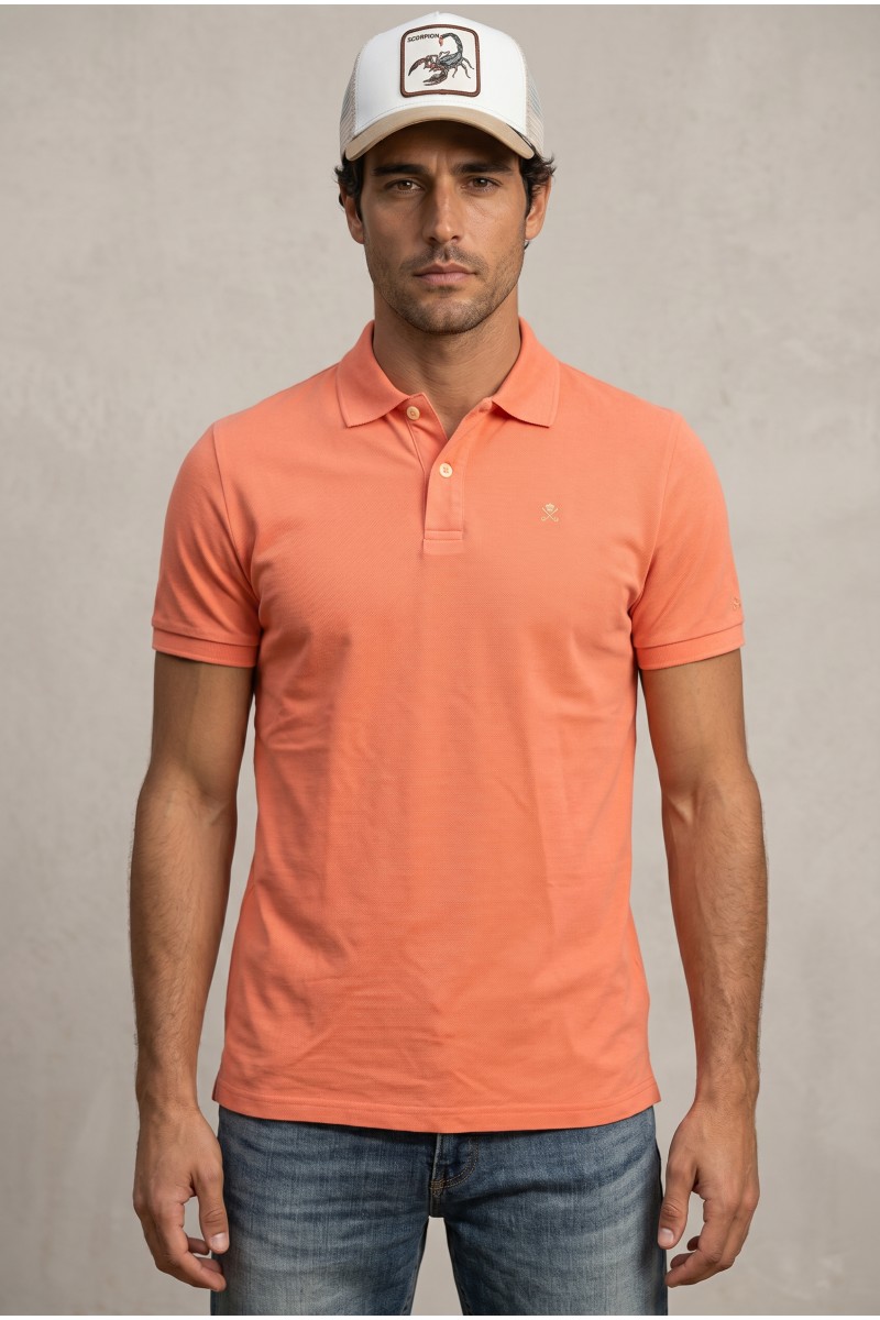  Polo Harper cómodo y versátil, perfecto para looks urbanos con estilo clásico y actual. 