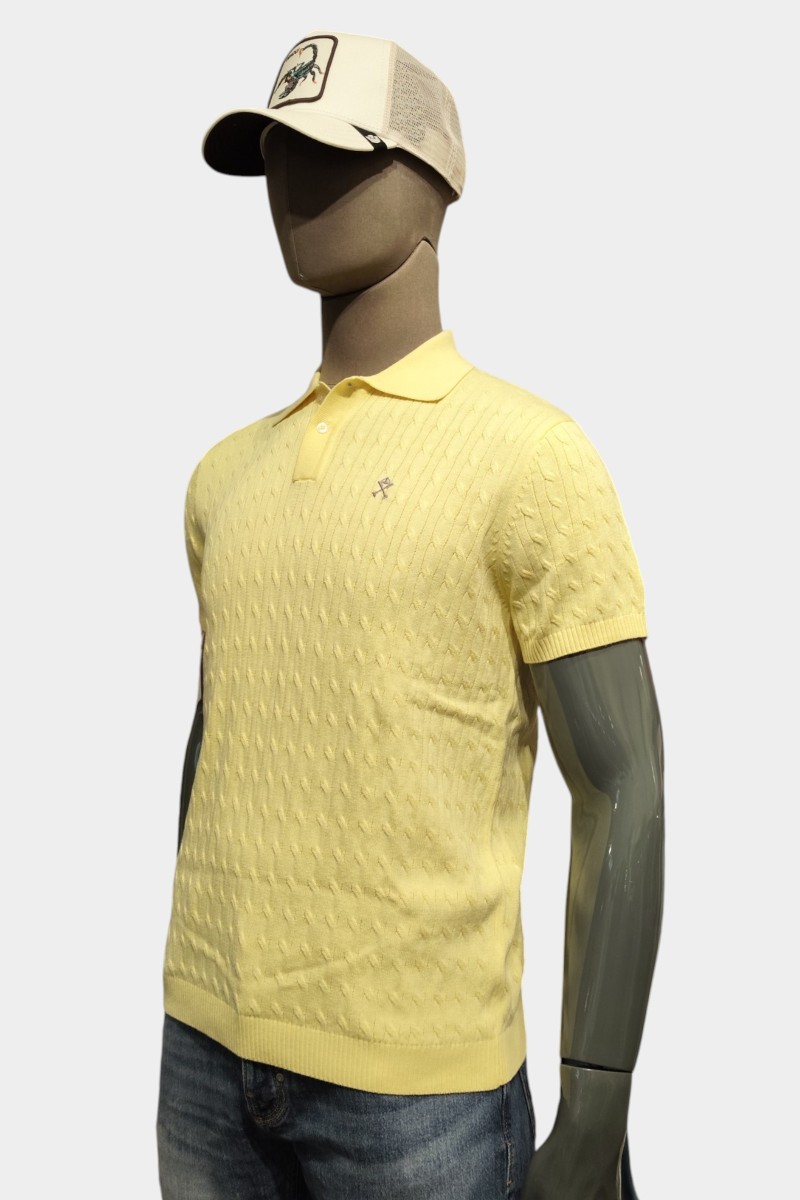  Polo Harper cómodo y versátil, perfecto para looks urbanos con estilo clásico y actual.  2