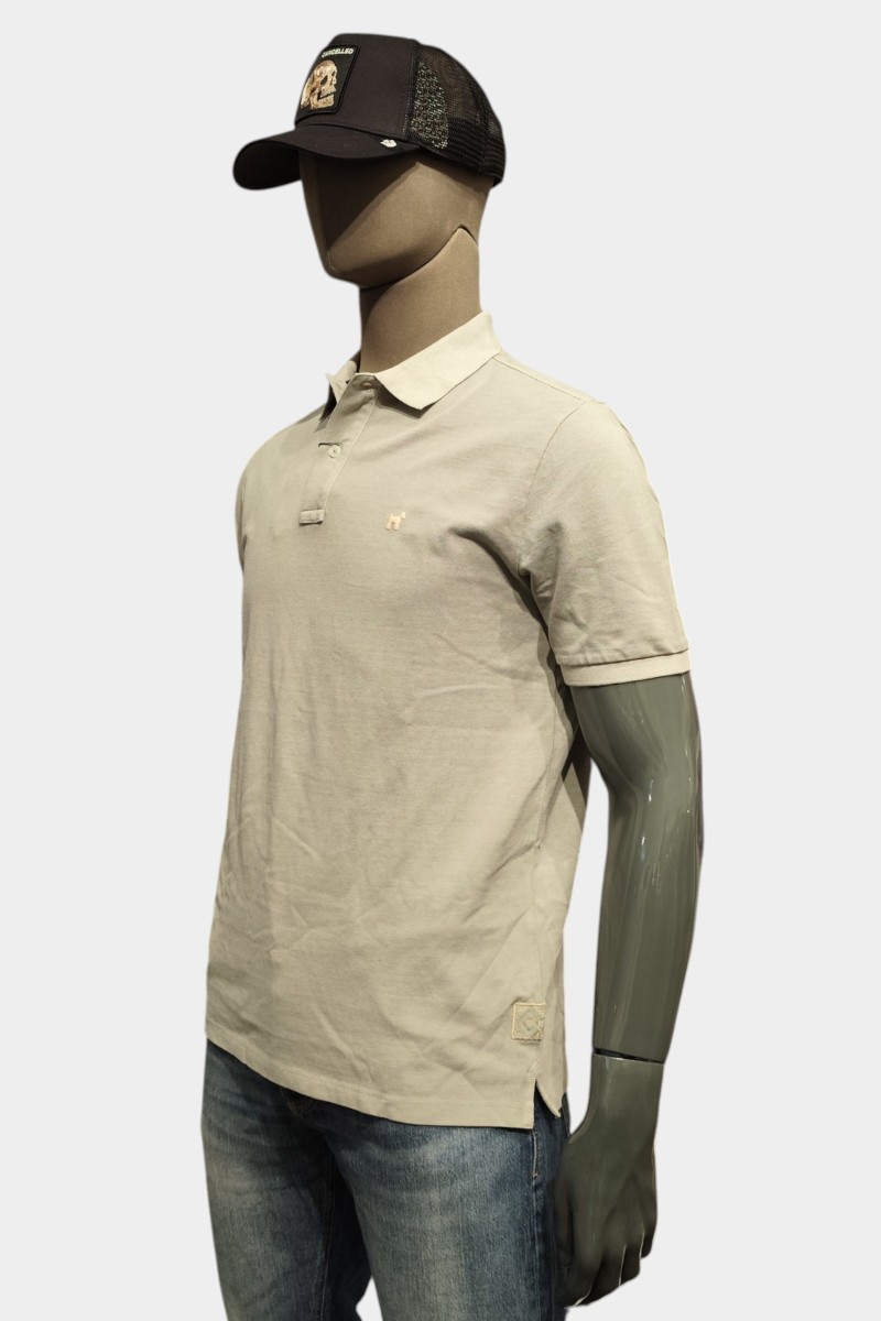  Polo Williot cómodo y versátil, perfecto para looks urbanos con estilo clásico y actual. 