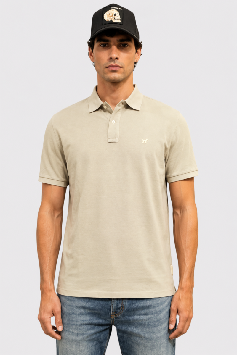  Polo Williot cómodo y versátil, perfecto para looks urbanos con estilo clásico y actual. 