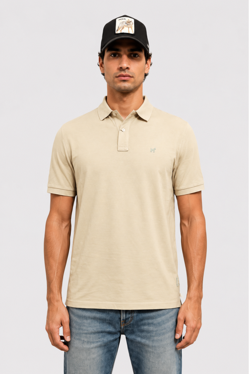  Polo Williot cómodo y versátil, perfecto para looks urbanos con estilo clásico y actual. 